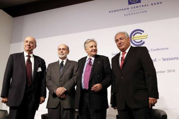 Ben Bernanke (druhý zleva) na nedávné konferenci ve Frankfurtu.