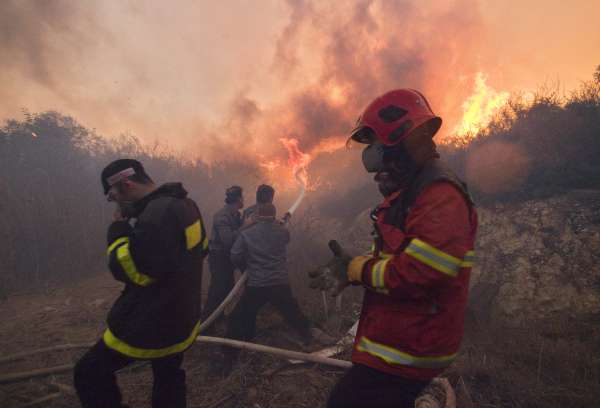 Hasiči zatím požáry nekontrolují. Hasiči zatím požáry nekontrolují.