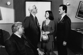 Frank Drebin, Quentin Hapsburg a Jane Spencerová-Drebinová ve vypjatém okamžiku..