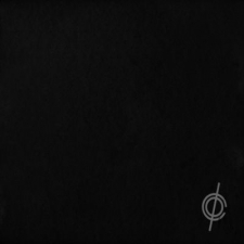 Černý obal debutu zdobí jen logo kapely.