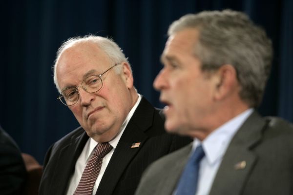 Dick Cheney (vlevo) byl šéfem firmy Halliburton před nástupem do viceprezidentské funkce po boku George Bushe mladšího v roce 2001.