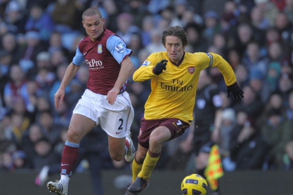Tomáš Rosický (vpravo) v zápase proti Aston Ville, jejíž dres možná oblékne.