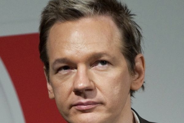 Juliana Assange chtějí do Švédska. 