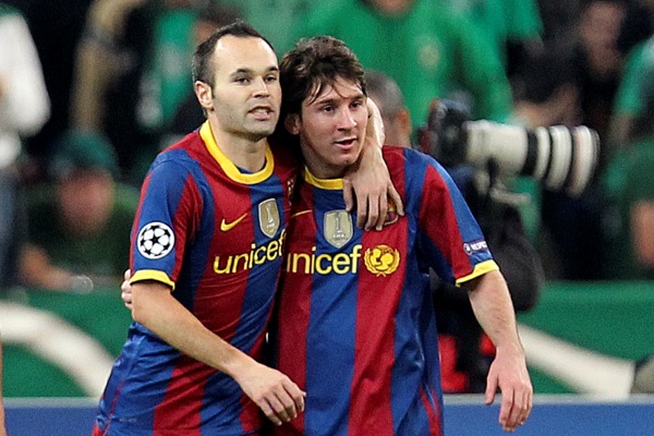 Andres Iniesta (vlevo) a Lionel Messi.