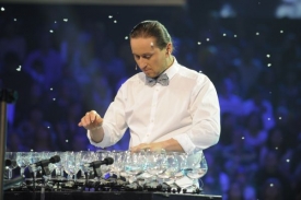 Sedmatřicetiletý Petr Španina předvedl opět hru na skleničky.