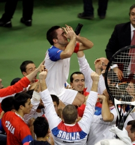 Troicki na ramenou svých spoluhráčů slaví vítězství.