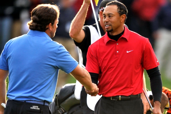 Tiger Woods (vpravo) přišel o výhru až v rozstřelu.