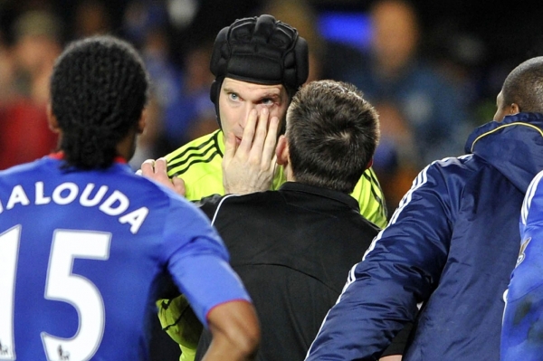 Petr Čech (uprostřed) pod dohledem rozhodčího. Petr Čech (uprostřed) pod dohledem rozhodčího.