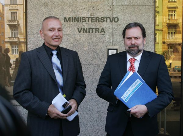 Vnitro předával Johnovi dřívější náměstek ministerstva Jiří Komorous. Ten nyní pracuje u ochranné služby policie.