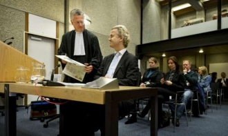 Wilders u soudu v Haagu. Proces byl zatím odročen.