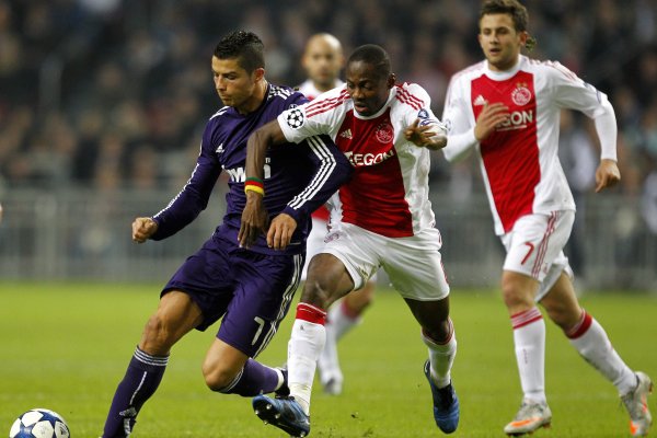 Fotbalisté Ajaxu Amsterodam (v červenobílém) v zápase s Realem Madrid.