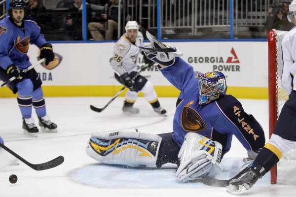 Ondřej Pavelec předvádí jeden ze svých zákroků v utkání proti Nashvillu.