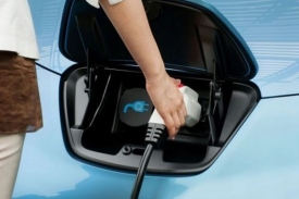 Elektromobil tankuje, samozřejmě ze zásuvky.