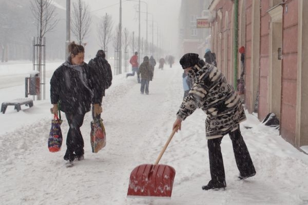 V Kladně si s přívaly sněhu nevědí rady, povolali k úklidu i vězně.