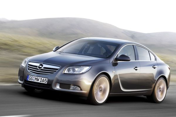 Nejyvšší vyvolávací cenu má v aukci Opel Insignia z loňského roku. Je 444 tisíc korun.
