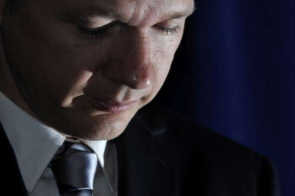 Zakladatel WikiLeaks v rukou britských úřadů.