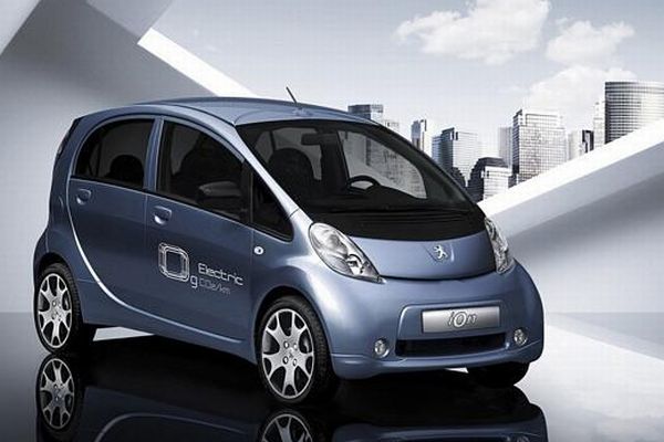 Peugeot iOn, elektromobil, který se brzy objeví i na českých silnicích.
