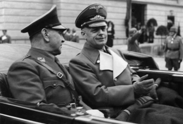 Ministr Ribbentrop (skončil na šibenici) a Ante Pavelič.