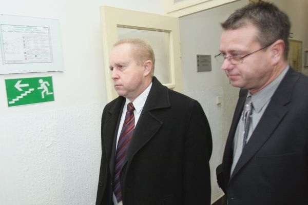 Obvodní soud pro Prahu 1 uložil v takzvané kauze Savoy bývalému pracovníkovi rozvědky Petru Bakešovi a bývalému policistovi Jiřímu Dvořákovi peněžité tresty.