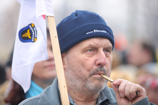 Jeden z nespokojených státních zaměstnanců na demonstraci v Praze. Jeden z nespokojených státních zaměstnanců na demonstraci v Praze.