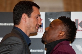 Vladimir Kličko a Derek Chisora na tiskové konferenci.