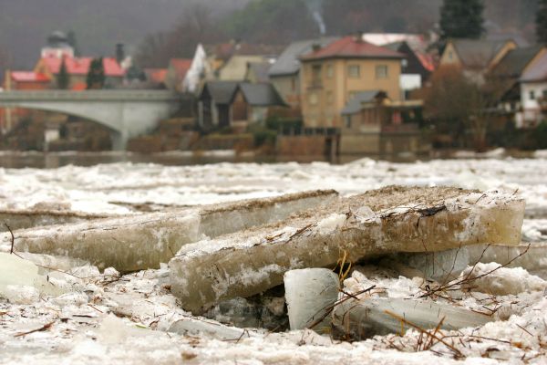 Obec Velké Hydčice čelí nebezpečí záplav, ledové kry dnes zatarasily koryto řeky Otavy a voda se rozlévá po okolí (ilustrační foto).