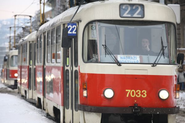 Řidič tramvaje za jízdy zkolaboval (ilustrační foto). 
