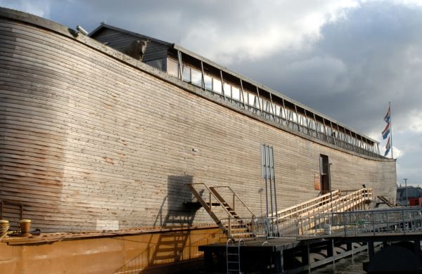 Kopie archy už ve světě existují, žádná ale neměří víc jak sto metrů (na snímku zmenšený "model" kotvící v amsterdamském přístavu). Kopie archy už ve světě existují, žádná ale neměří víc jak sto metrů (na snímku zmenšený "model" kotvící v amsterdamském přístavu).