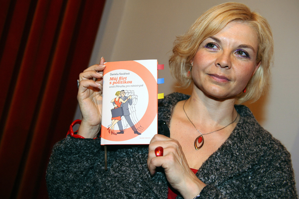 Daniela Kovářová se svou knihou.