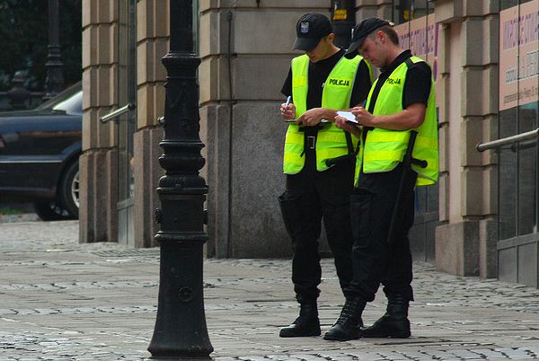 Polští policisté vypisují pokuty (ilustrační foto).