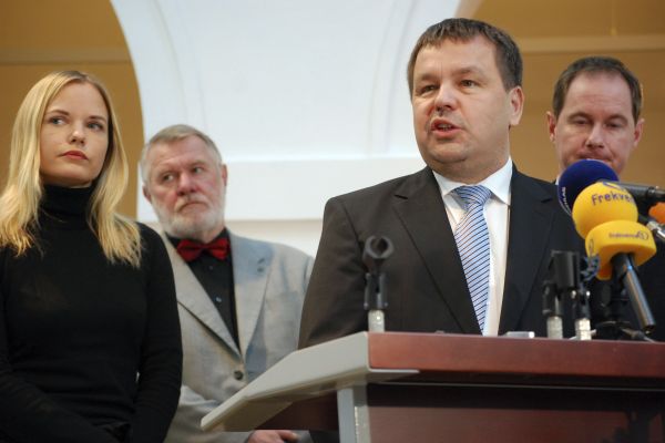 Koaliční poslanci (zleva) Kateřina Klasnová, Petr Tluchoř a Petr Gazdík. Koaliční poslanci (zleva) Kateřina Klasnová, Petr Tluchoř a Petr Gazdík.