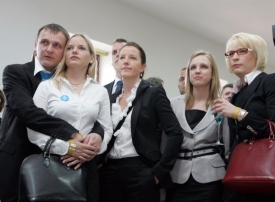 Vít Bárta, Kateřina Klasnová, Karolína Peake, Lenka Andrýsová a Kristýna Kočí (zprava).