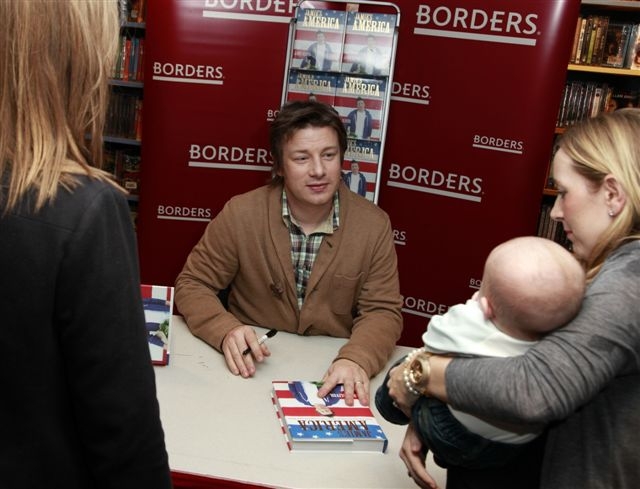 Jamie Oliver podepisuje a podepisuje...