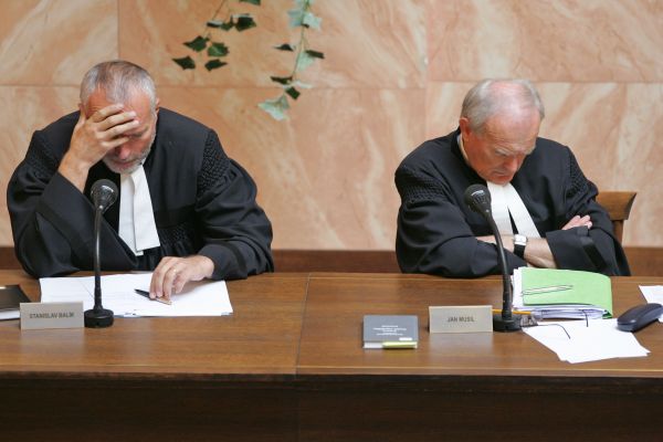 Ústavní soudci Jan Musil (vpravo; z KSČ za normalizace odešel) a Stanislav Balík (v KSČ nebyl).