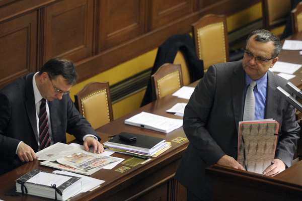 Poslanci schválili novelu, která snižuje platy politiků o pět procent (ilustrační foto).