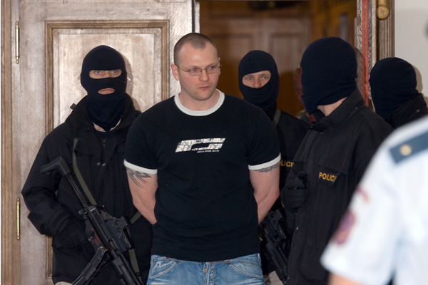 Tomáš Půta v doprovodu policejní eskorty.