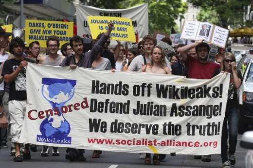 Příznivci WikiLeaks v ulicích australského Brisbane. Příznivci WikiLeaks v ulicích australského Brisbane.