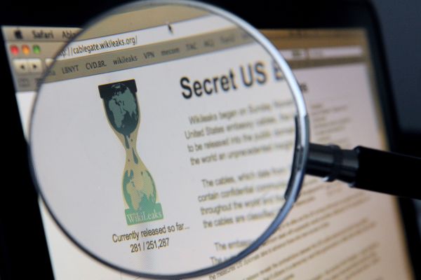 Fandové WikiLeaks se mstí zlým korporacím. Fandové WikiLeaks se mstí zlým korporacím.