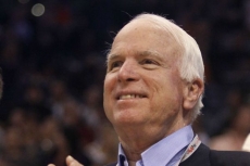 Senátor John McCain horlí za udržení pravidla mlčenlivosti.
