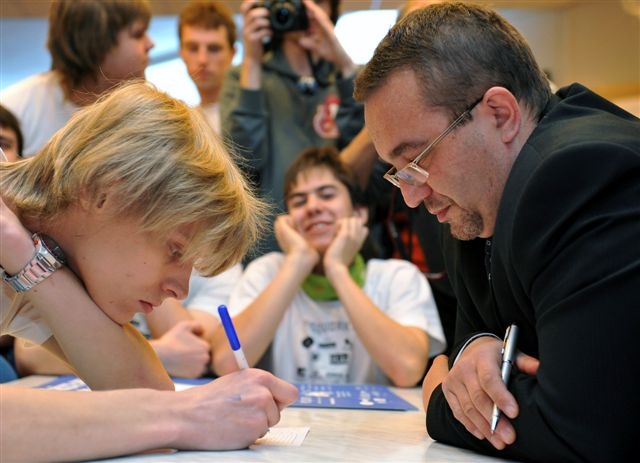 Ministr školství Josef Dobeš nestačil, student Mariusz Kempný dvakrát vyhrál. 