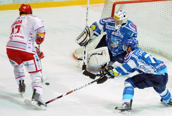 Třinec porazil Kladno 2:1. Třinec porazil Kladno 2:1.