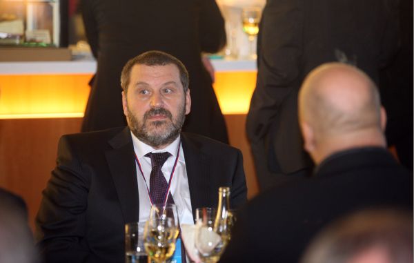 Alexandr Novák užívá v Praze na Smíchově obecní byt.