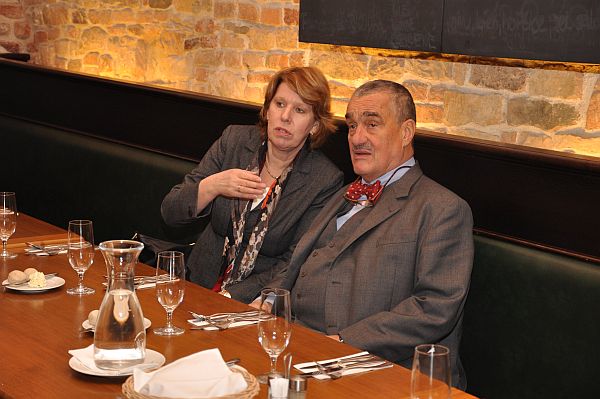 Předseda TOP 09 Karel Schwarzenberg při jednání s šéfkou delegace Corien Wortmann-Koolovou. Předseda TOP 09 Karel Schwarzenberg při jednání s šéfkou delegace Corien Wortmann-Koolovou.