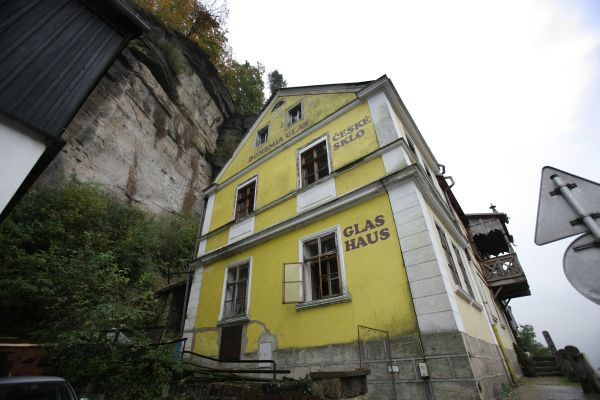 Hřensko obklopují skály.