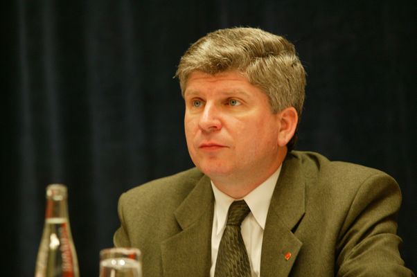 Starec vede kontrolní komisi strany. Starec vede kontrolní komisi strany.