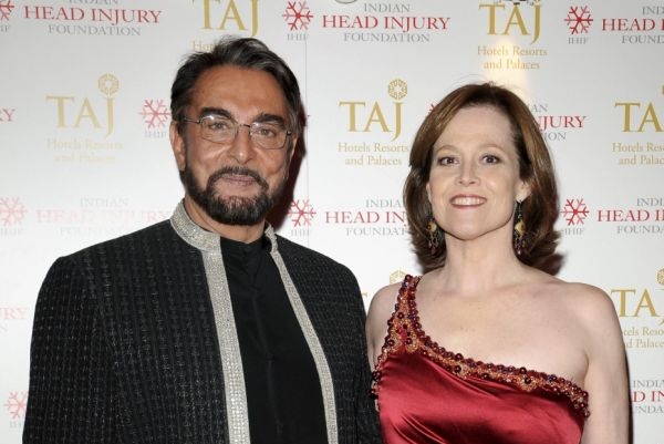 Kabir Bedi se Sigourney Weaverovou.