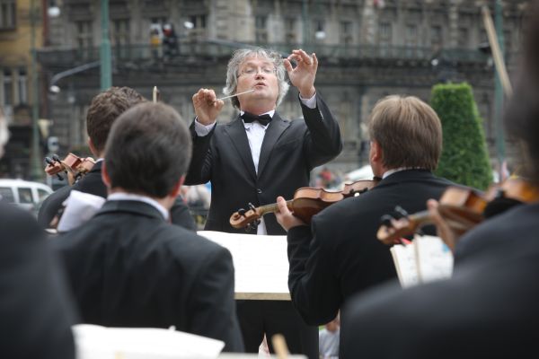 Česká filharmonie se zprávu o novém šéfdirigentovi do Vánoc nedozví. 