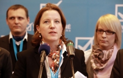 Karolína Peake (u mikrofonu).