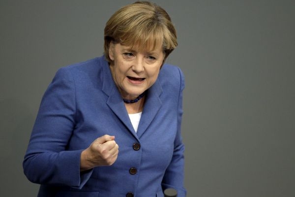 Německá kancléřka Angela Merkelová navrhovala premiérovi Petru Nečasovi, aby Česko vyměnilo korunu za euro.