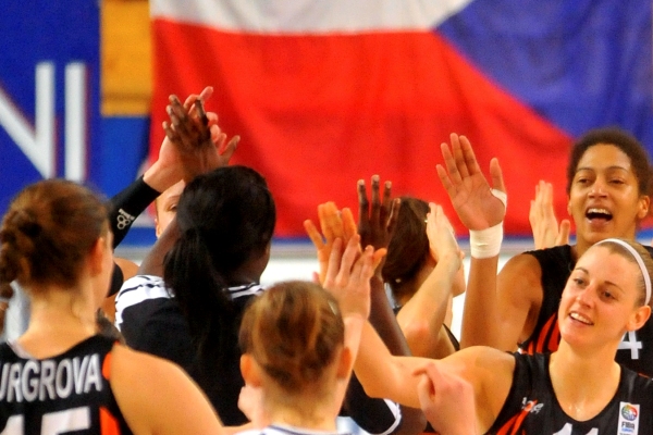 Ženský basketbal (ilustr. foto).